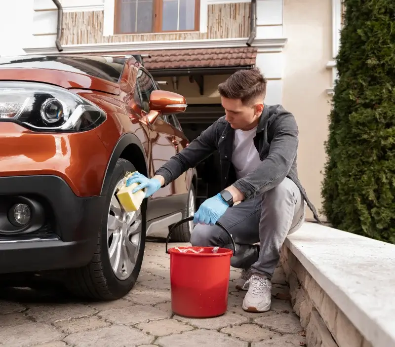 Lavage auto à domicile Cauroy : professionnel intervenant sur un véhicule